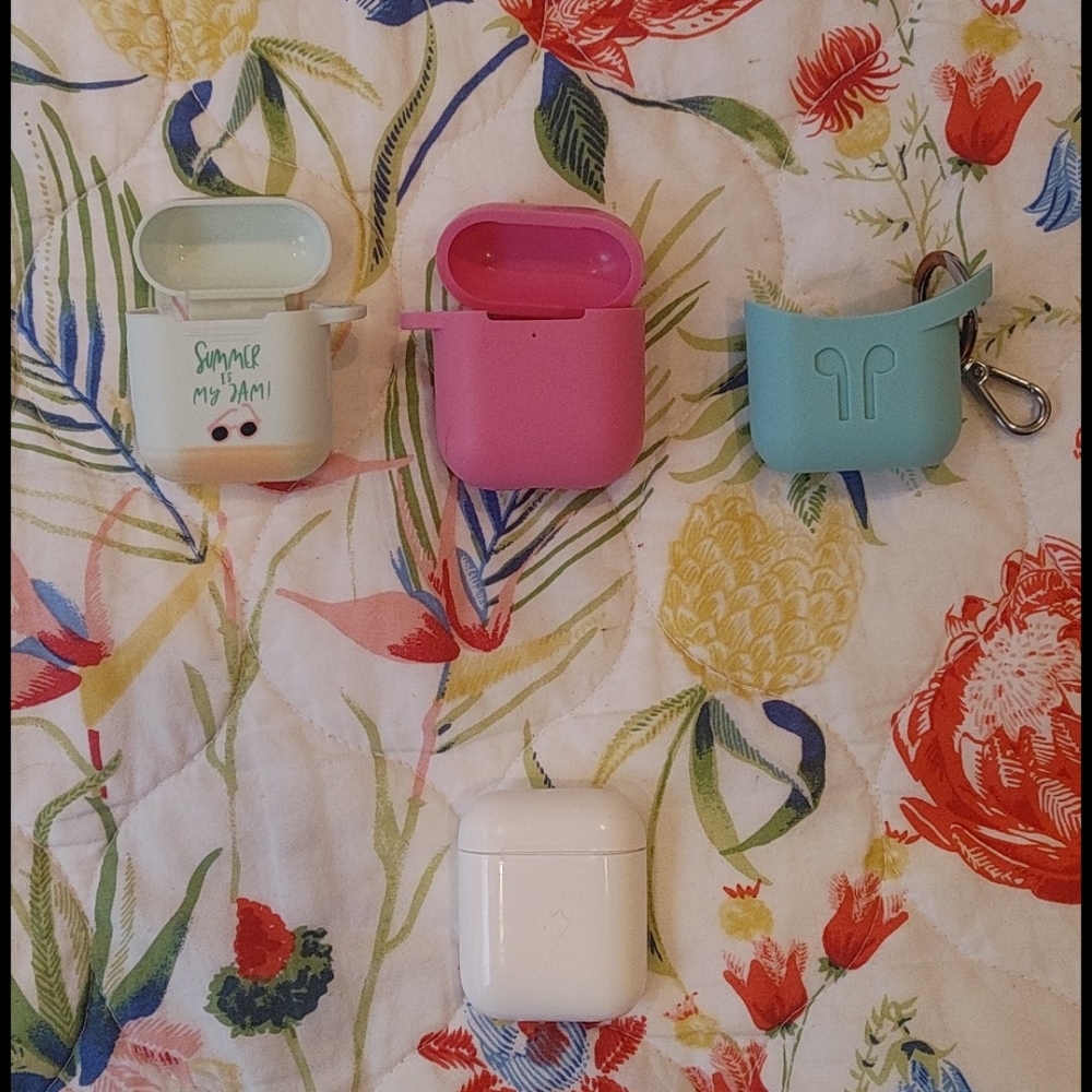 Apple AirPods 1st Gen with Charging Cable